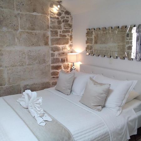 Private Apartments In Diocletians Palace สปลิท ภายนอก รูปภาพ