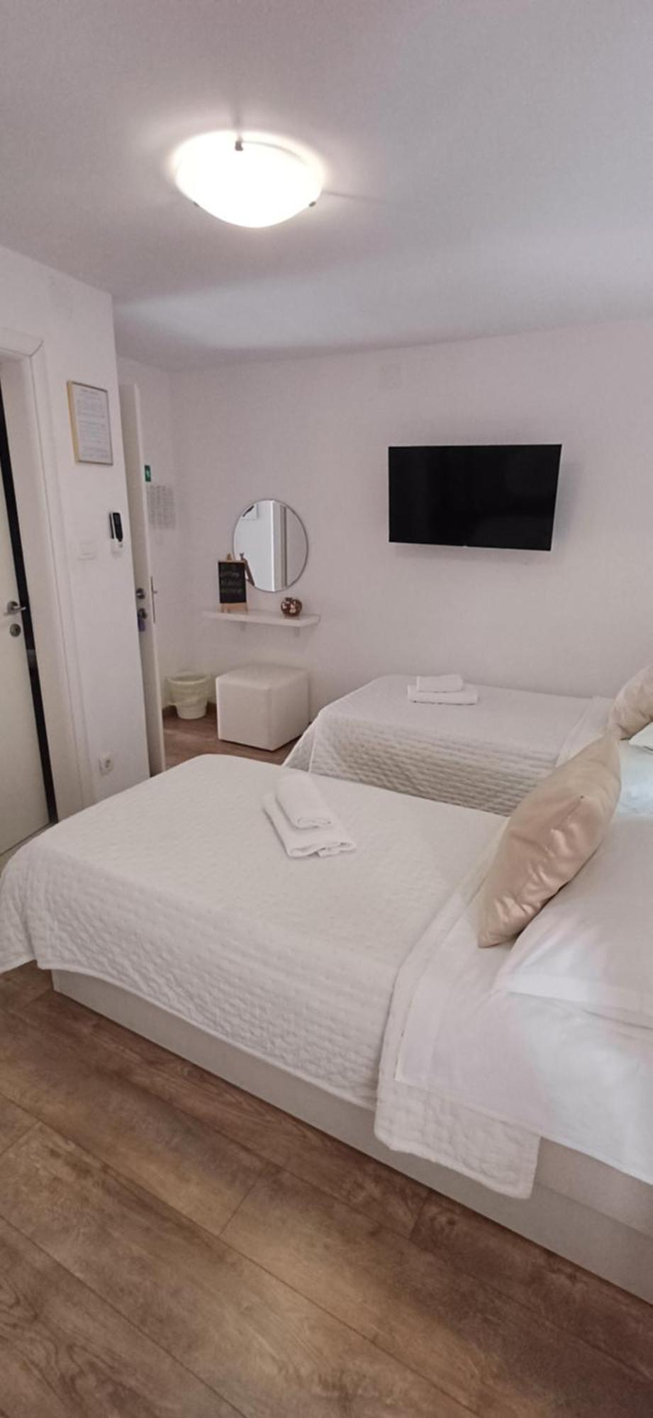 Private Apartments In Diocletians Palace สปลิท ภายนอก รูปภาพ