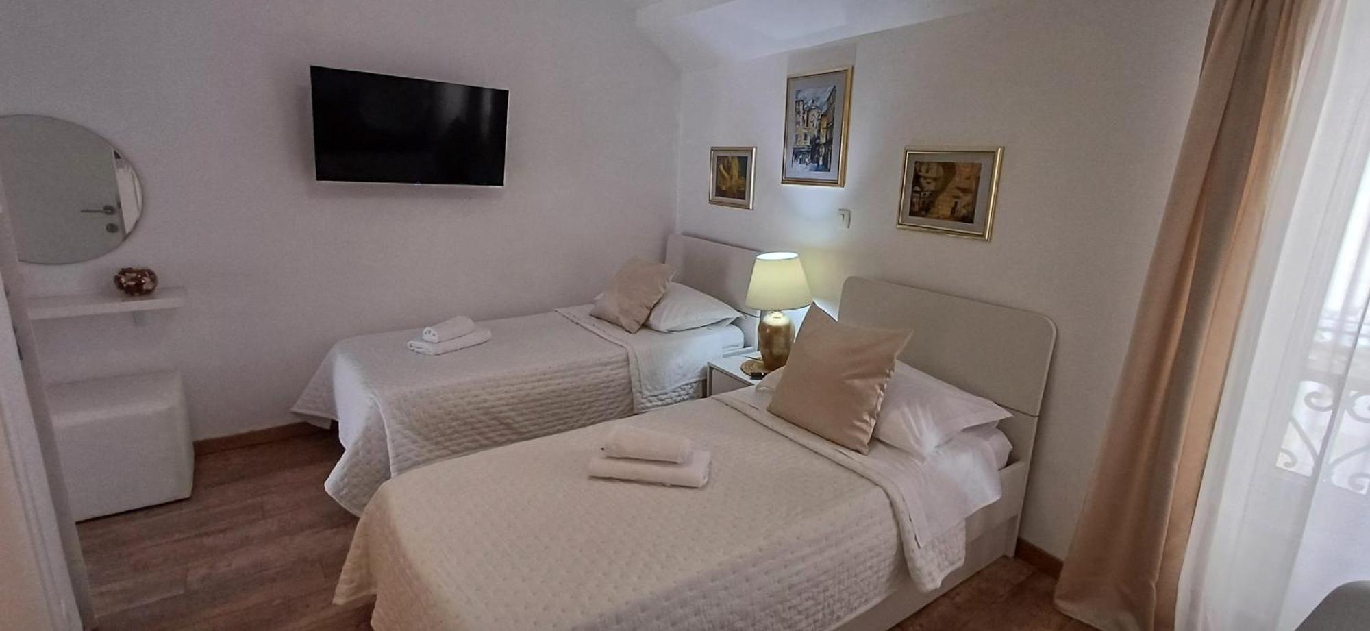 Private Apartments In Diocletians Palace สปลิท ภายนอก รูปภาพ