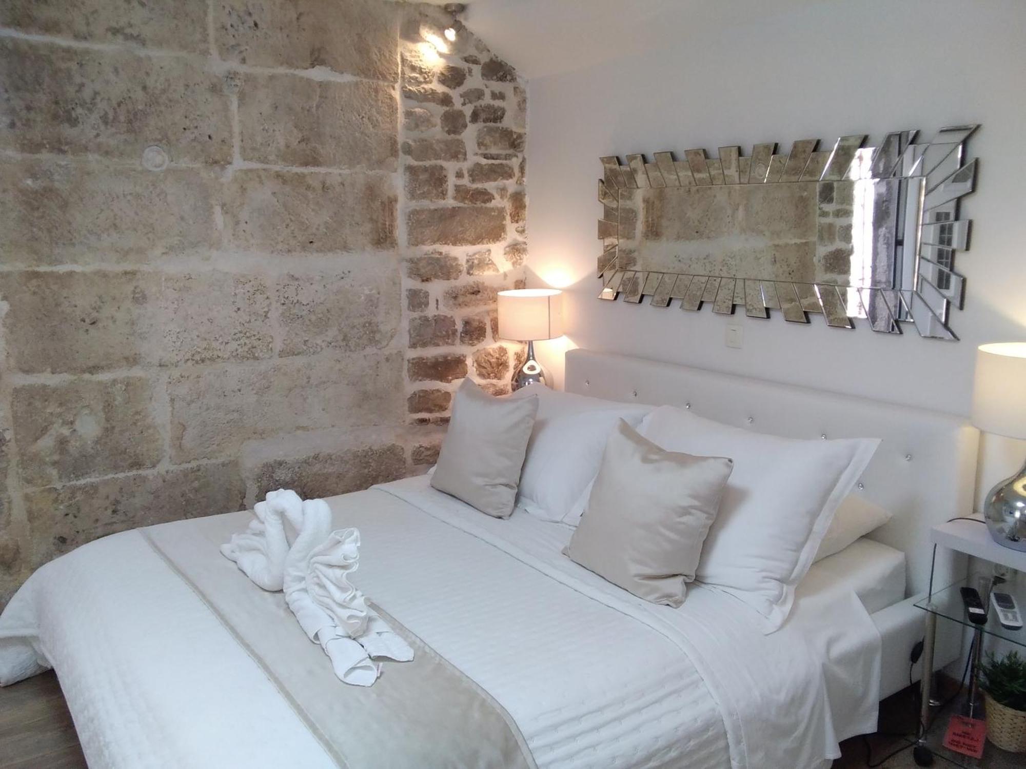 Private Apartments In Diocletians Palace สปลิท ภายนอก รูปภาพ