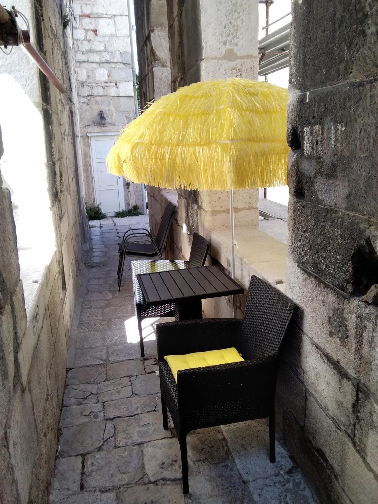 Private Apartments In Diocletians Palace สปลิท ภายนอก รูปภาพ