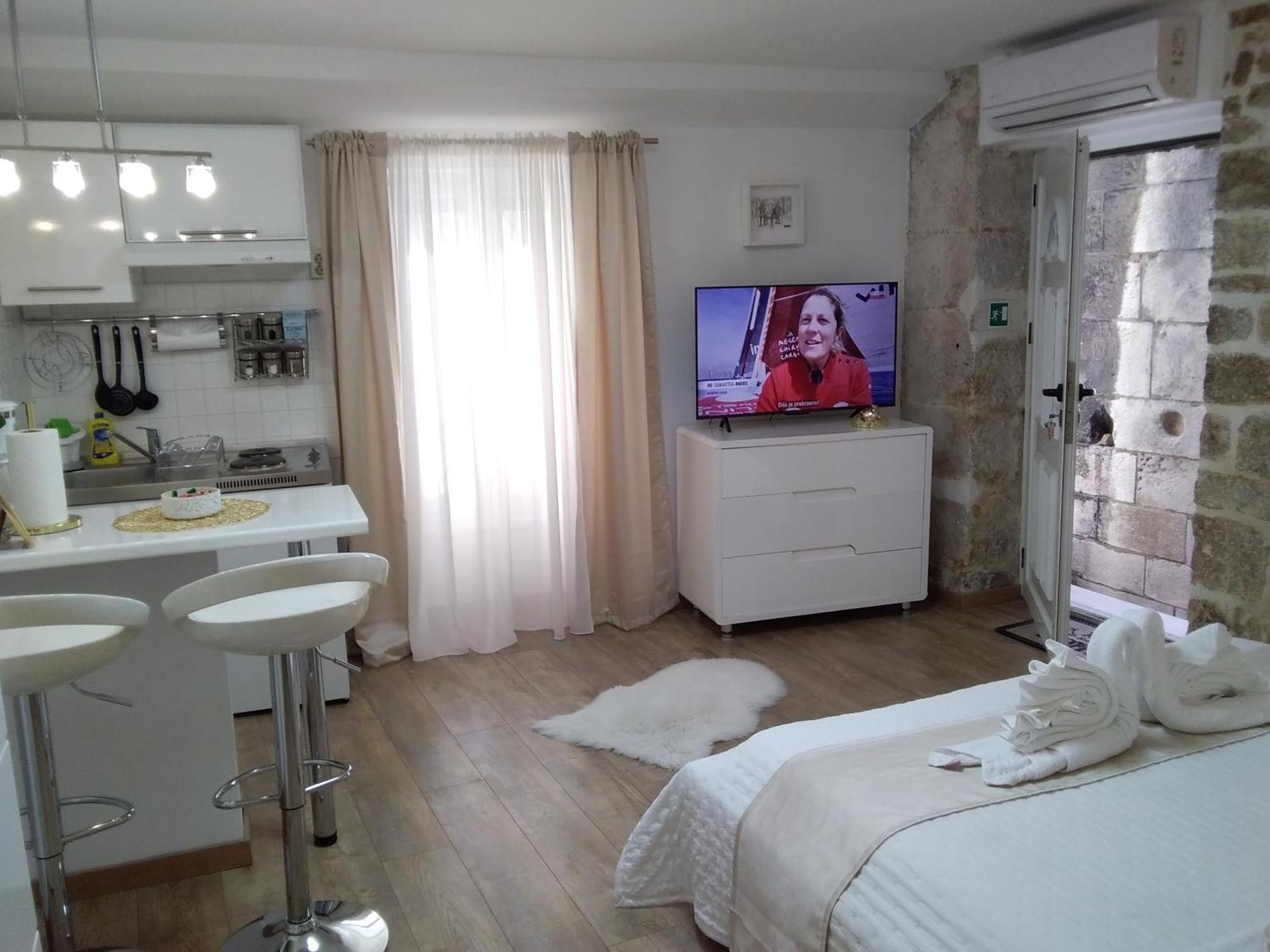 Private Apartments In Diocletians Palace สปลิท ภายนอก รูปภาพ