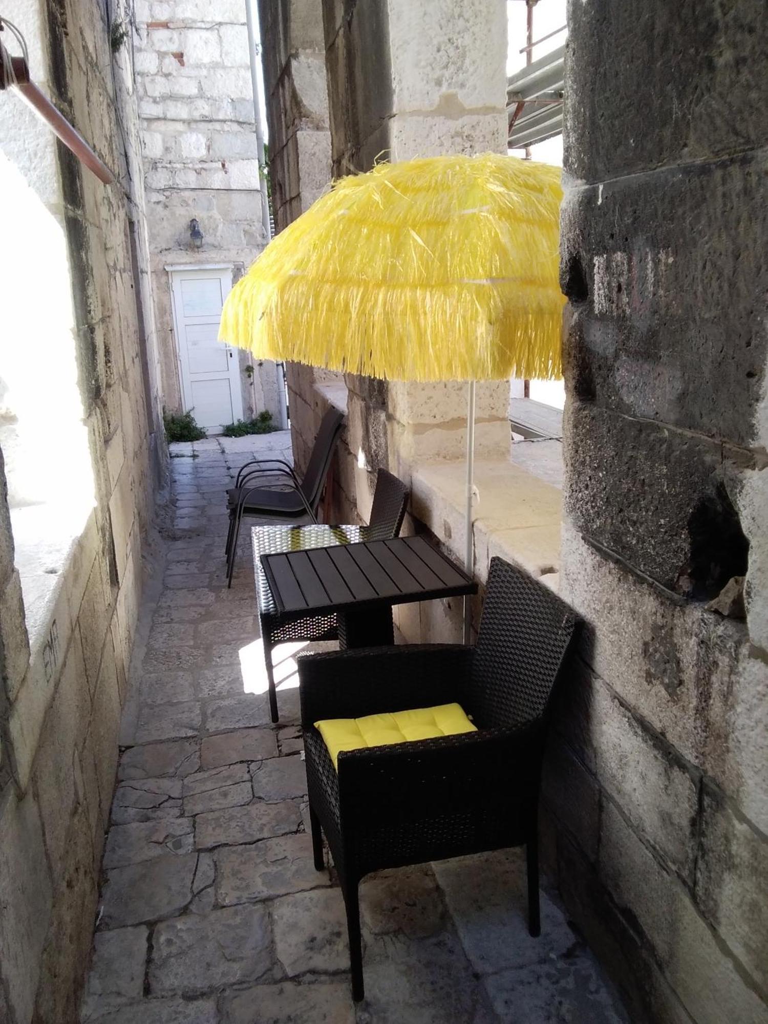 Private Apartments In Diocletians Palace สปลิท ภายนอก รูปภาพ