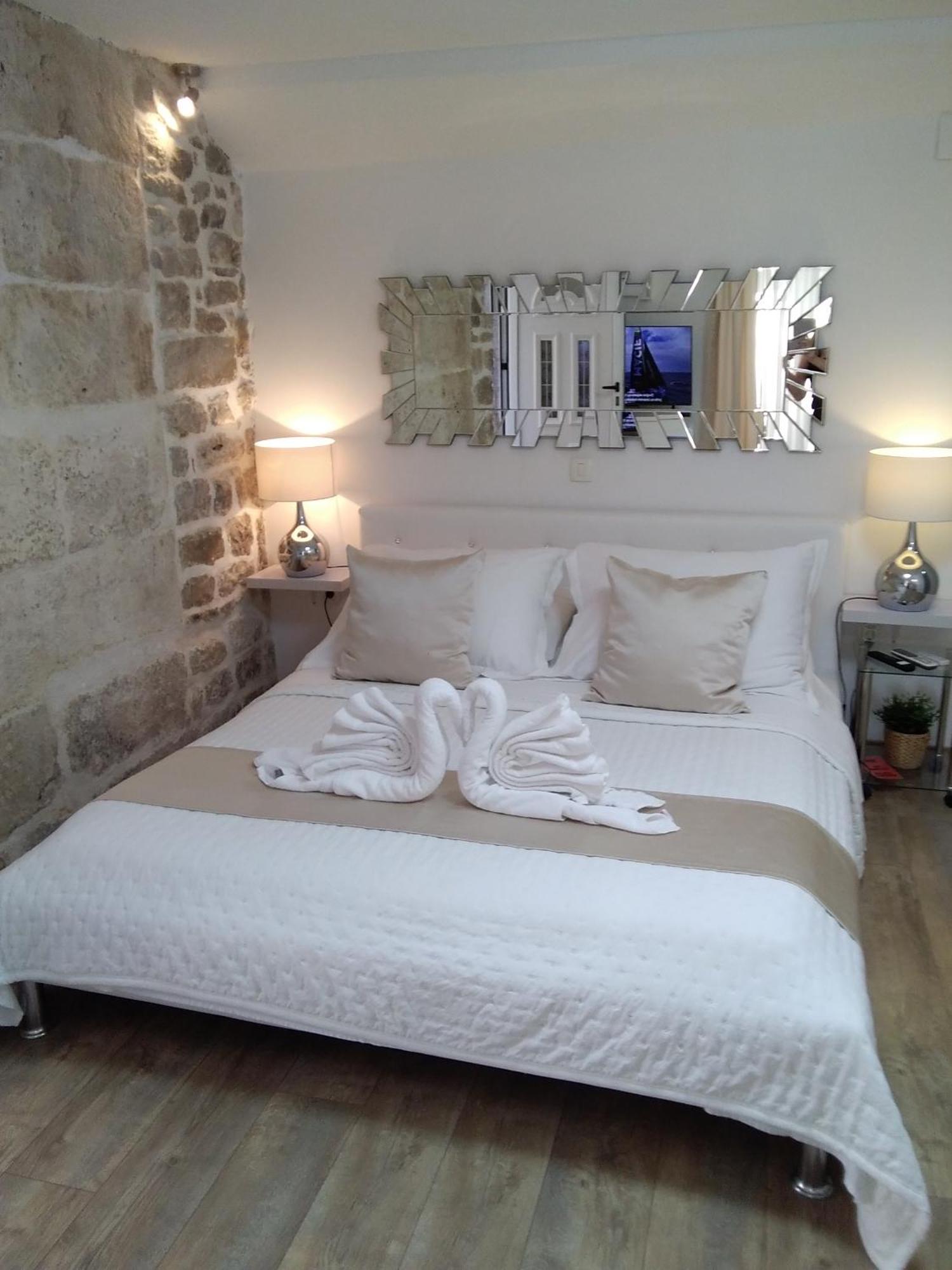 Private Apartments In Diocletians Palace สปลิท ภายนอก รูปภาพ