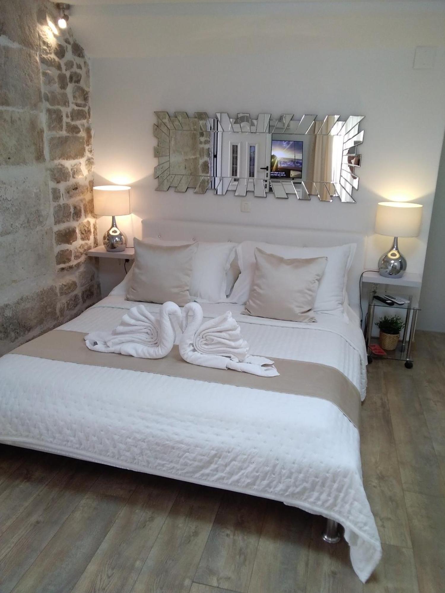 Private Apartments In Diocletians Palace สปลิท ภายนอก รูปภาพ