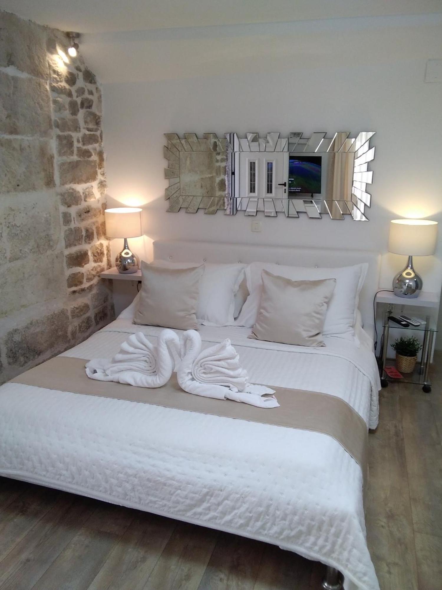 Private Apartments In Diocletians Palace สปลิท ภายนอก รูปภาพ