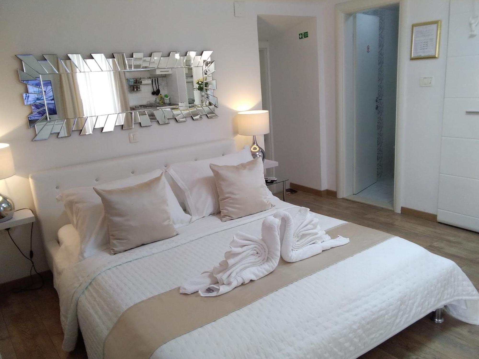 Private Apartments In Diocletians Palace สปลิท ภายนอก รูปภาพ