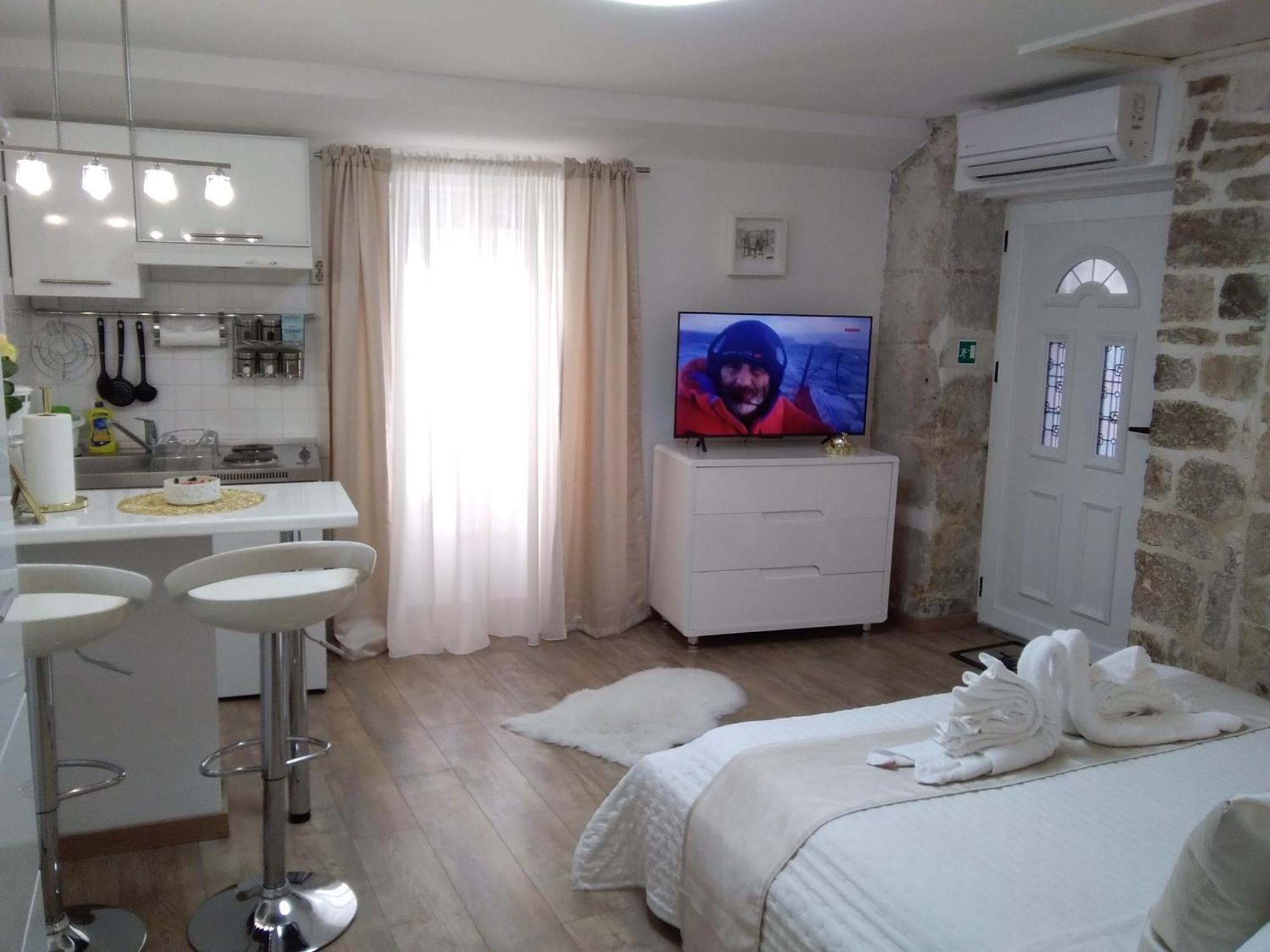 Private Apartments In Diocletians Palace สปลิท ภายนอก รูปภาพ