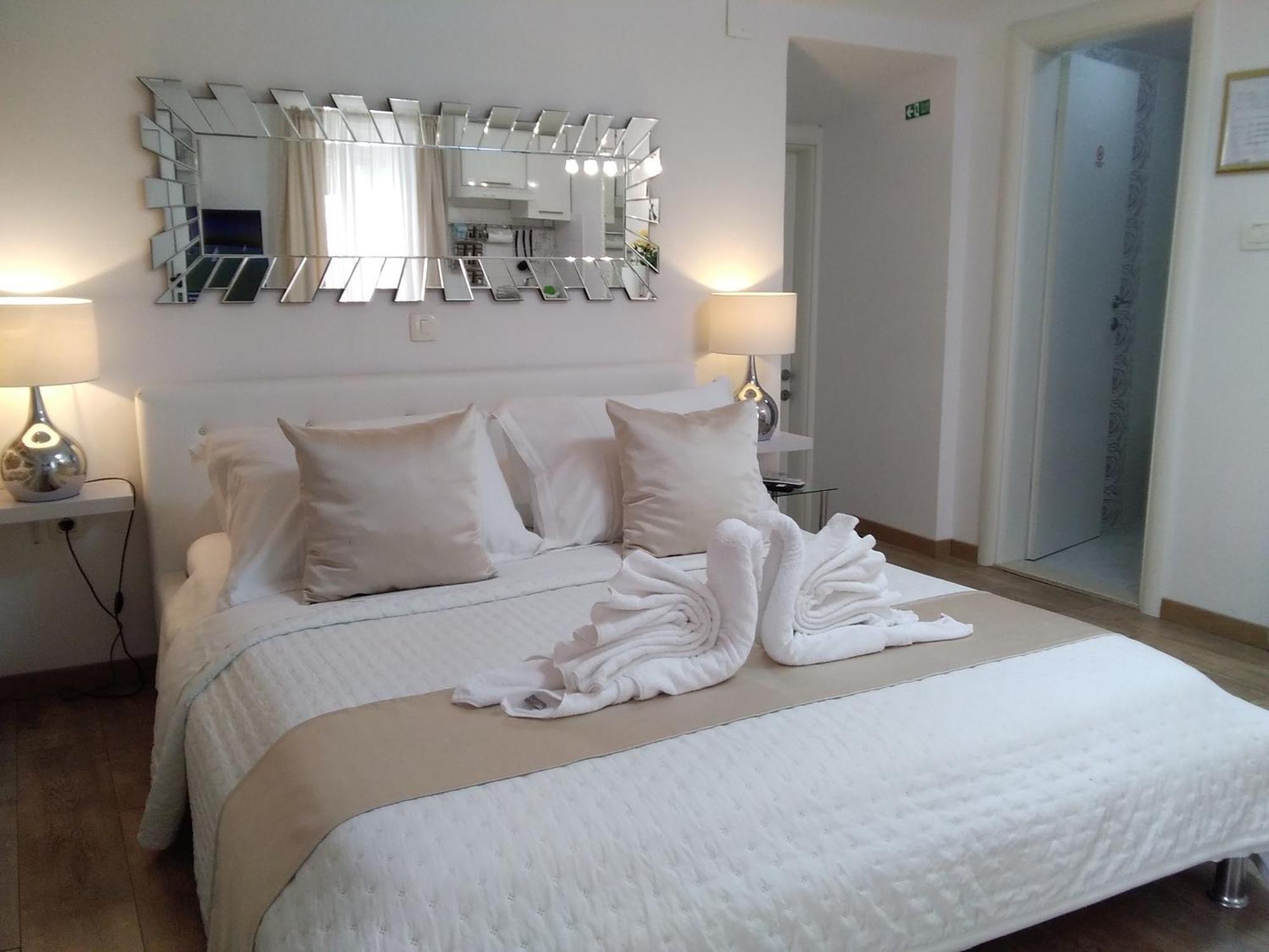 Private Apartments In Diocletians Palace สปลิท ภายนอก รูปภาพ