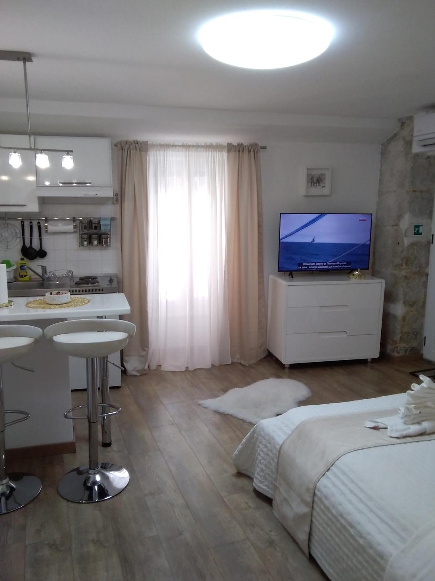 Private Apartments In Diocletians Palace สปลิท ภายนอก รูปภาพ